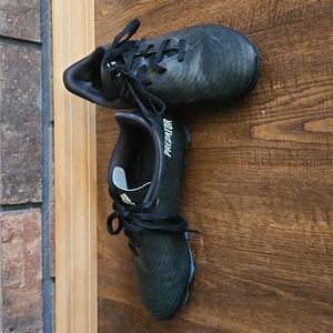 Size 4 black Adidas Predator soccer cleats